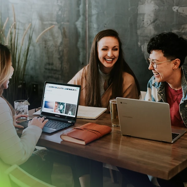 Estudiantes en el sector de educación y gobierno